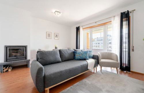 Bright Flat with Balcony & Garage by HostWise - Foto 18