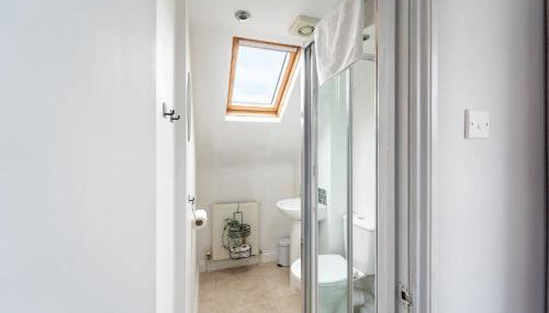 4 Bedroom Stylish House in Redditch - Free Parking - Photo 5, Shower