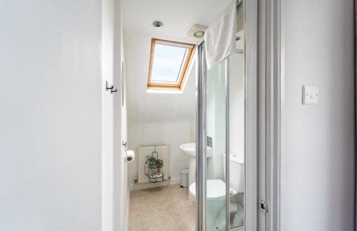 4 Bedroom Stylish House in Redditch - Free Parking - Photo 5