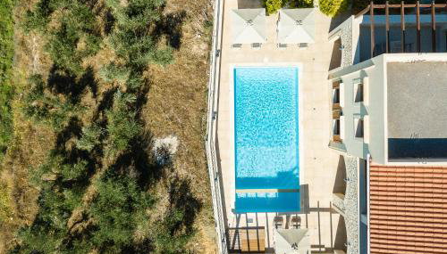Ilys Home, a Country-chic Retreat with Pool & BBQ, By ThinkVilla - Foto 4