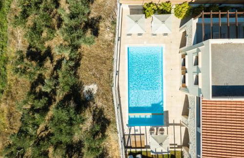 Ilys Home, a Country-chic Retreat with Pool & BBQ, By ThinkVilla - Photo 4