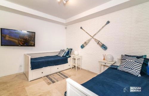 Remarkable 5-BDRM Villa - Heated POOL & GYM - Photo 39