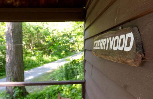 Romantic Couples' Cabin Retreat with Fireplace near White Mountain Forest - Foto 9