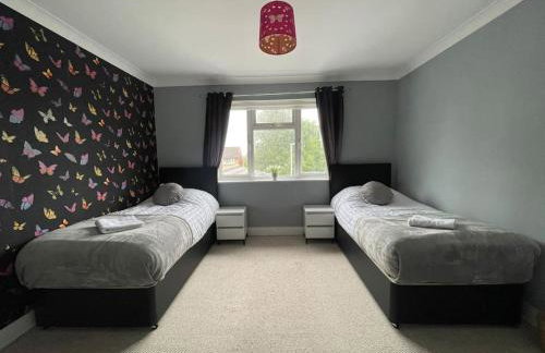 Luxurious Detached Holiday House Free Parking near Airport Town Centre Railway Station - Foto 46