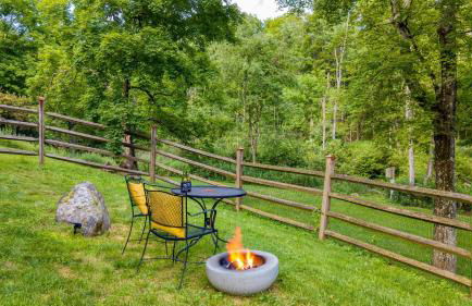 Historic Barn Retreat w Pool Pond Views Longview Pond Lodge by AvantStay - Foto 35