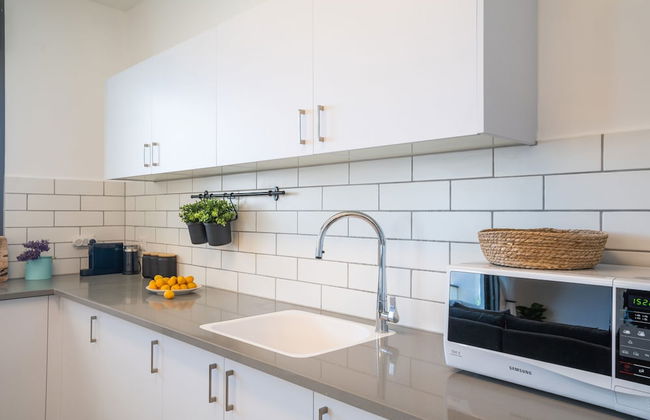 Stylish Seaside Escape with Balcony by Sea N' Rent - Foto 20