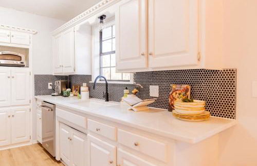 Cozy retreat and views near campus with gourmet kitchen - Foto 25