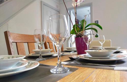 Newly Renovated 3 Bedroom House, 6 beds with 2 showers, near University Town Centre - Foto 2