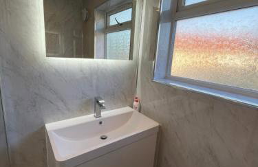 Modern 4-bedroom entire house with Garden - Foto 11