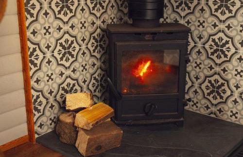 Lomu - Cosy Coastal Shepherd's Hut with Log-Burner and WiFi - Foto 11