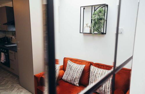 Hen & Chickens Luxury Apartments, Free Parking, By DerBnB - Photo 8