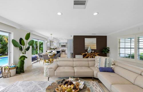 Tropical Villa Retreat with Private Pool & Peaceful Backyard - Stylish Escape in a Tranquil Residential Area - Foto 9