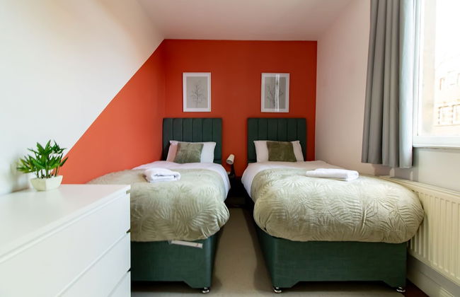 Impeccable 2-bed Apartment in Gateshead - Photo 13