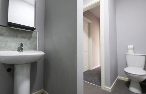 Modern 3 Bed - M4 ACCESS - Wi-Fi - Photo 13