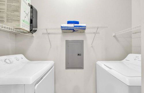 2BR Family Suite with Games & Pool - Foto 27