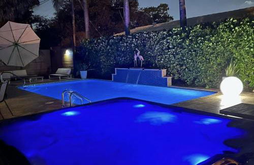 Palms Retreat! Giant Heated Pool-HotTub-FirePit-5Min2Beach-Pets-EV Chgr - Foto 3