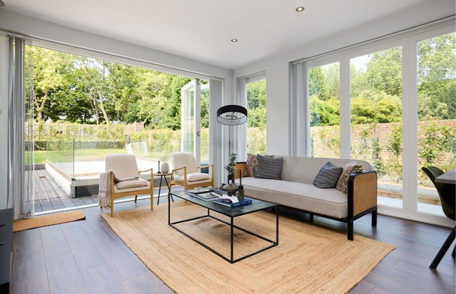 The Putney Hideaway - Modern and Elegant 3bdr Flat With Patio - Photo 1