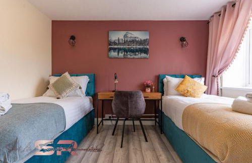 4-BR Hayes Home, Guests 8 - Ideal for Long term stays, Fast unlimited Wi-Fi - Foto 38