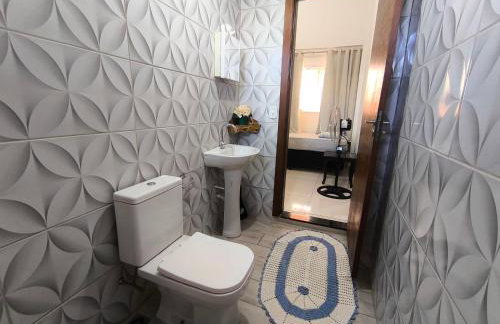 Casa Agradável, Arejada, Espaçosa, Perto de Tudo - Foto 3