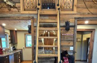 Couples Getaway Cabin with a Loft Bed - Firepit - Creek Access - Foto 1