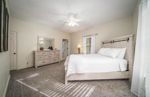 Luxury Rock Creek Cabin w Deck by Lake Hamilton - Foto 17