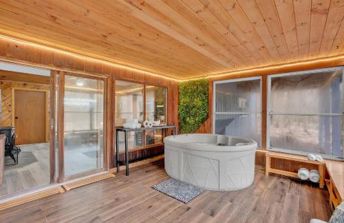 Pocono Blue with Paddleboards, Spa, Indoor Jacuzzi, GameRoom, Lake, EV - Foto 2