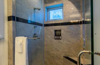 Ocean view, two-level condo with stunning view, decks, fast WiFi & fireplace - Foto 14