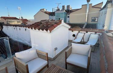 Chic Penthouse with Urban Charm & Rooftop - Foto 19