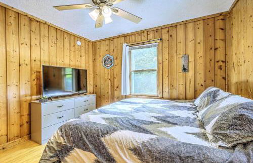 Peak-a-Blue Cabin - Watch Movies from Hot Tub, Mountain View, Bigfoot Bunker Game Room, Fire Pit, Oversized Deck, Screened-in Porch - Foto 27
