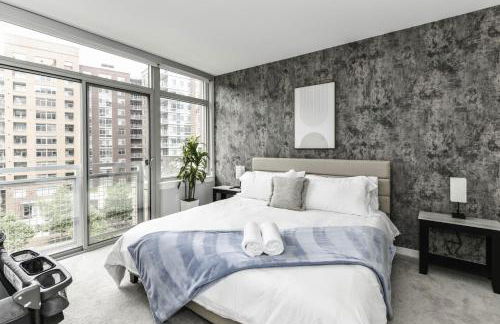 Urban 2BR Oasis with Scenic Rooftop and Gym - Foto 8