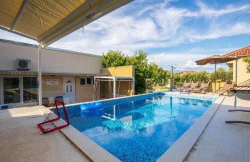 Villa Field Hill with Swimming Pool and Tennis Court - Foto 14