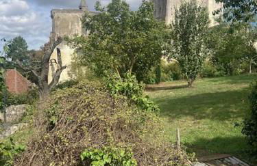 La Maison du Donjon - Gites de 8 personnes, parking privé avec jardin terrasse - Foto 10