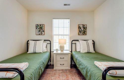 Game Room Fenced backyard Sleeps 10 Fire Pit - Photo 5