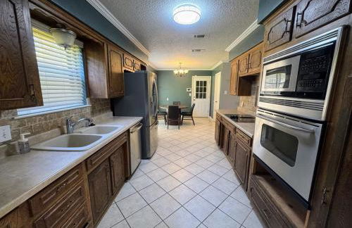 4-Bedroom Home with Private Pool in Euless - Foto 23