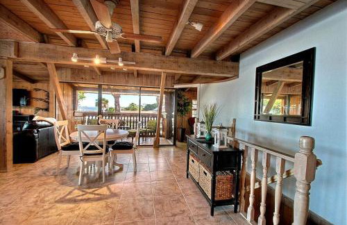 Beautifully Decorated Waterfront Chalet Rental in Grant, Florida - Photo 11