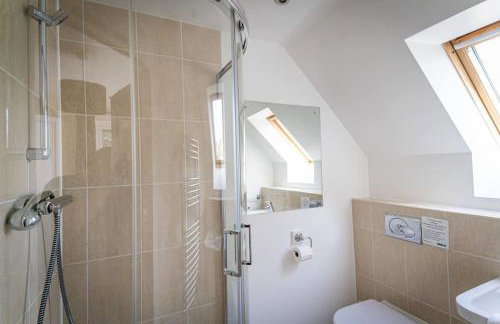 Norbury, woodland lodge with hot tub for 12 - Foto 11