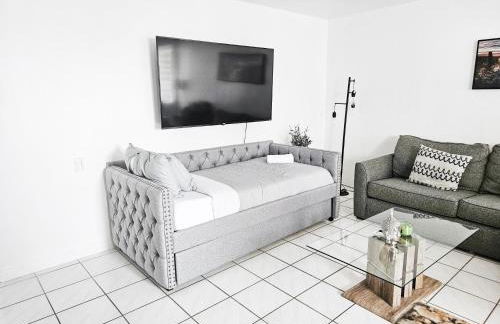 Bayfront Apartment Breathtaking Views- one bedroom w balcony- living room -Free Parking - Foto 25