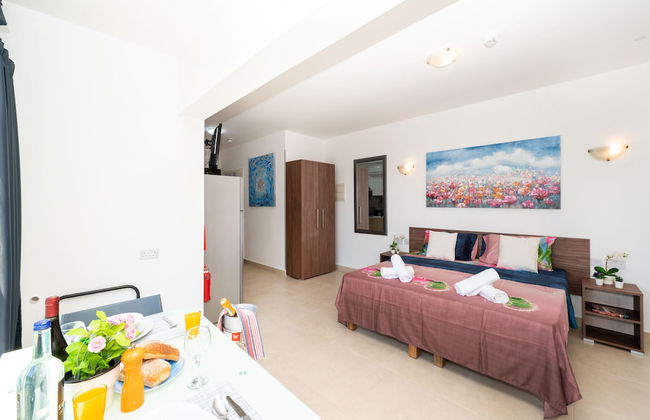 Islet Promenade Studio with Hot Tub and Panoramic Sea Views by GetawaysMalta - Foto 10