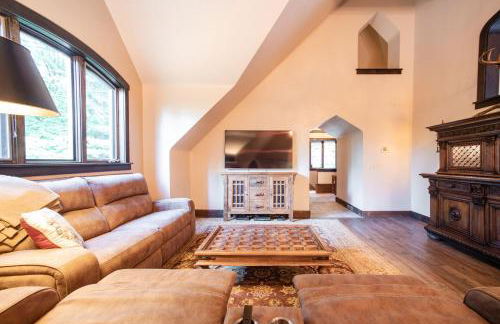 HIGHLANDS CASTLE overlooking Lake George plus 2 other CASTLES & SUITES - Foto 39