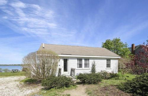 Waterfront Fun at this Huge Family Estate - Foto 53