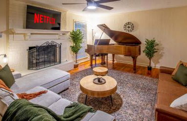 The Kirby House: King Bed, Hot Tub, Game Rooms, Gym - Foto 4