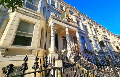 Spacious & Cosy 2 Bedroom Home plus 2 Sofa-beds with Private Entrance and Back Patio, 3 min walk to Earl's Court Station - Photo 40