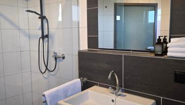 APARTMENT PD23 ALTE FEUERWACHE I Ganze Wohnung I 5 Einzelbetten I 3 Zimmer I 3min CityHospital I 50m Supermarkt I Küche I SmartTV - Foto 4, towels, Shower