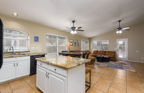 Luxe Desert-Chic 3BR with Heated Pool, Spa, and Grill - Foto 13