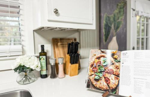 King Bed! Soaking tub! Fenced Yard w Screen Patio - Foto 18