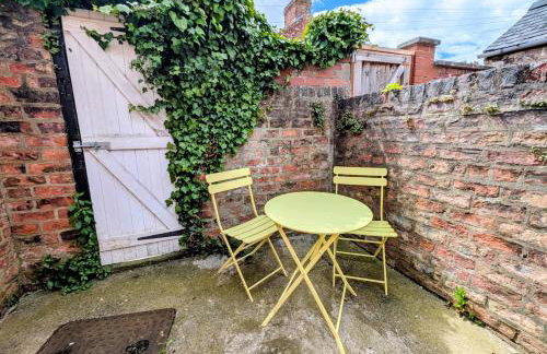 The Heritage Hideaway - King bed, Free parking, Walk to c-centre & Hospital - Foto 33