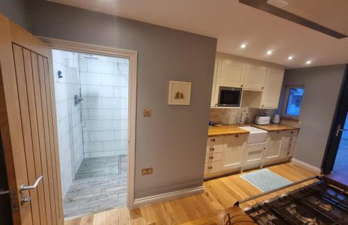 Neet Retreat - sleeps 7 next to beach - Foto 18