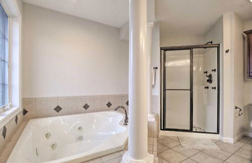 Pool and Furnished Patio Group Getaway in Hershey - Foto 25