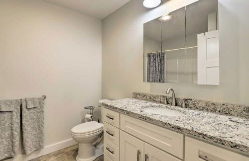 Sun-Dappled Retreat - Walk to Wickaboag Lake! - Foto 29