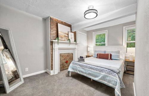 Cozy Southside Pitt home w/ Pool Table +Yard - Foto 19